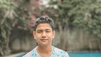Berulang tahun, Syakir Daulay mendapat kejutan berupa kue ulang tahun. Sebelum dikejutkan, agaknya ia dikerjain oleh teman-temannya dengan diceburkan ke kolam renang. Foto: Instagram @syakirdaulay