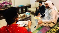 Syakir Daulay juga memiliki kedekatan dengan ulama besar. Salah satunya alm Syekh Ali Jaber. Ini momennya saat makan bersama. Foto: Instagram @syakirdaulay