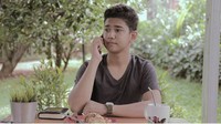 Momen kuliner ini memperlihatkan Syakir Daulay menikmati sepiring nasi dan segelas minuman. Posenya sambil menerima telepon ini banyak disukai netizen. Foto: Instagram @syakirdaulay