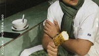 Nah, kalau yang satu ini Syakir Daulay tengah menikmati hidangan hangat dan jagung bakar di tengah dinginnya malam. Foto: Instagram @syakirdaulay
