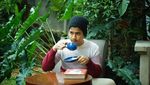 Gaya Keren Syakir Daulay saat Bakar Sate dan Makan Jagung