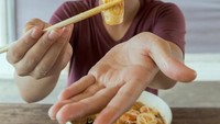 Dari itu tak sedikit orang yang penasaran dengan kesehariannya. Termasuk momen kulinerannya seperti yang terlihat pada foto ini. Foto: Instagram @syakirdaulay