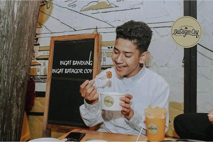 Syakir Daulay Gaya Keren Syakir Daulay saat Bakar Sate dan Makan Jagung