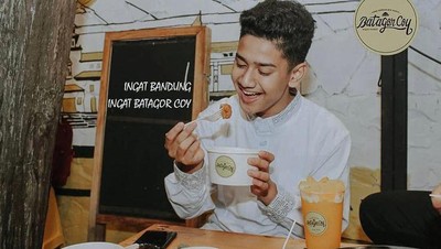 Gaya Keren Syakir Daulay saat Bakar Sate dan Makan Jagung