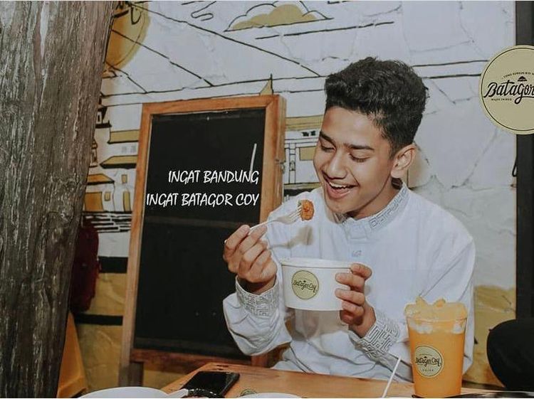 Gaya Keren Syakir Daulay saat Bakar Sate dan Makan Jagung