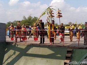Melihat Prosesi Manten Tebu di Blitar