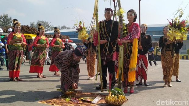 Tradisi Manten Tebu di Blitar