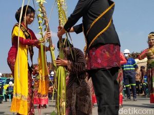Foto Tradisi Manten Tebu di Blitar