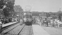 Ada sejumlah trem yang pernah beroperasi di kawasan Batavia pada zaman kolonial Belanda, di antaranya trem kuda yang sudah ada sejak tahun 1869, trem uap (1882), dan trem listrik yang pertama kali beroperasi di Batavia pada tahun 1899. Willem van de Poll/Dok. Wikipedia.
