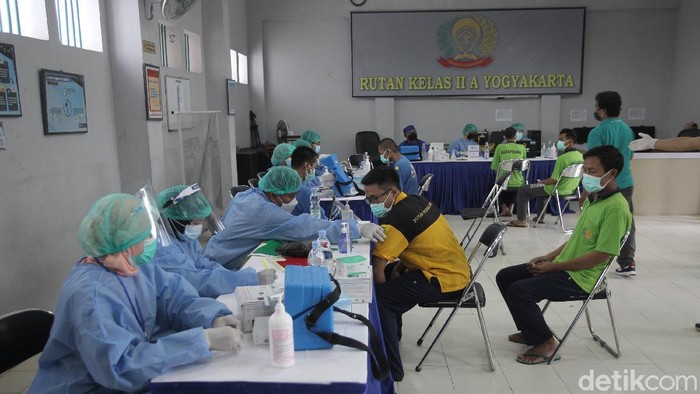 Warga binaan memperoleh vaksin AstraZeneca di Rutan Klas II A, Yogyakarta, Sabtu (19/6/2021). Total sebanyak 215 warga binaan mendapatkan vaksinasi untuk mencegah persebaran Covid-19. Semenjak naiknya angka positif Covid 19 di Yogyakarta, Dinas Kesehatan Kota Yogyakarta bekerja sama dengan Rutan Klass IIA Yogyakarta melaksanakan program vaksinasi perdana bagi warga binaan. Rutan Klas IIA Yogyakarta menjadi pilot project vaksinasi khusus warga binaan.