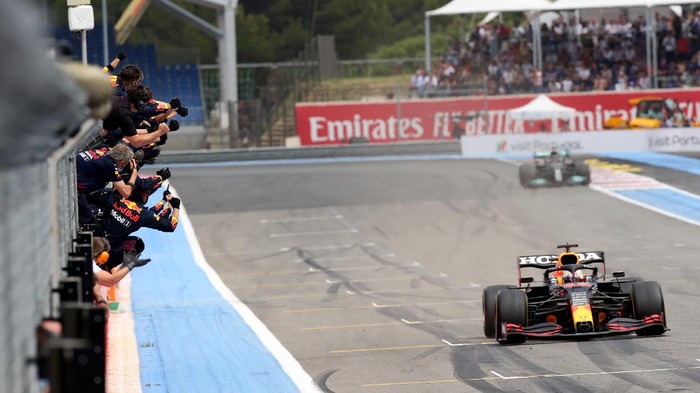 LE CASTELLET, FRANCE - JUNE 20: Red Bull Racing team members celebrate on the pitwall as Max Verstappen of the Netherlands driving the (33) Red Bull Racing RB16B Honda crosses the finish line to win during the F1 Grand Prix of France at Circuit Paul Ricard on June 20, 2021 in Le Castellet, France. (Photo by Peter Fox/Getty Images)