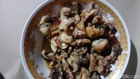 Kuliner lainnya, kerang laut direbus, dimasak dalam bambu. Kerang dipecah, diambil dagingnya, kemudian daging kerang dimasukan dalam bambu, diberi bumbu dan dipanaskan dalam bara api. 