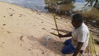 Kali ini, olahan gurita yang jadi sajian utama. Warga lokal punya cara unik dalam melunakkan gurita. Gurita dibersihkan, lalu dipukul-pukul di pasir menggunakan pelepah pisang. Gurita kemudian dimasak dalam bambu yang dipanaskan di bara api. 