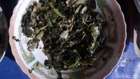 Menu itu disajikan dengan tumisan daun pepaya. Daun pepaya ditumis dengan minyak kelapa yang sudah panas, ditambah bawang merah dan putih. Minyak kelapa sudah menjadi bumbu tumisan dengan aroma yang harum dan berasa gurih, walaupun tanpa garam. 