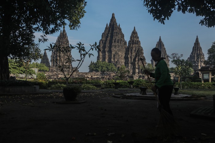 Taman Wisata Candi Prambanan menutup kunjung wisata pada akhir pekan ini. Penutupan dilakukan guna menekan laju kasus COVID-19 di Yogyakarta.