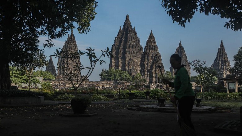 Taman Wisata Candi Prambanan menutup kunjung wisata pada akhir pekan ini. Penutupan dilakukan guna menekan laju kasus COVID-19 di Yogyakarta.