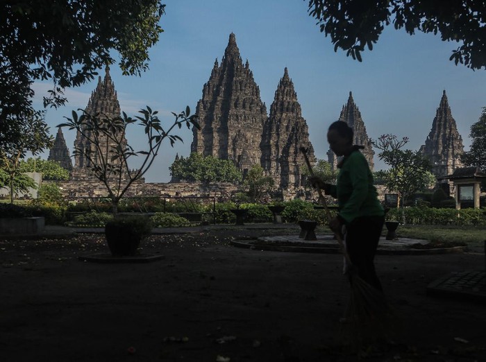 Taman Wisata Candi Prambanan menutup kunjung wisata pada akhir pekan ini. Penutupan dilakukan guna menekan laju kasus COVID-19 di Yogyakarta.