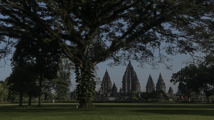 Taman Wisata Candi Prambanan menutup kunjung wisata pada akhir pekan ini. Penutupan dilakukan guna menekan laju kasus COVID-19 di Yogyakarta.