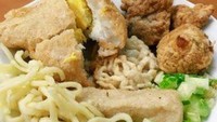 Pempek 161 menghadirkan aneka pempek seperti kapal selam, lenjer, adaan, kulit dan lainnya. Ada juga takwan,martabak Har dan otak-otak khas Palembang di kedai yang berlokasi di Kelapa Gading ini. Foto: instagram @jastipduobestie