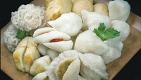 Masyarakat Palembang yang tinggal di Jakarta banyak menjadi langganan Pempek Pak Raden. Rasa pempeknya autentik dan kuah cukonya kental. Harga pempek di sini mulai Rp 5.000 hingga Rp 30 ribuan. Foto: instagram @pempekpakraden