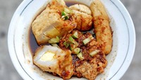 Satu pempek Palembang yang terkenal adalah Pempek Sari Sanjaya yang berlokasi di Kuningan, Setiabudi, Jaksel. Untuk menjamin rasa pempeknya, pemiliknya langsung mendatangkan ikan asli Palembang. Foto: instagram @ombuncittt
