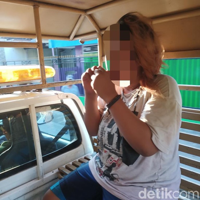 Anak-anak jalanan di Kota Probolinggo mengamuk dan mengancam pedagang Pasar Gotong Royong. Salah satu dari mereka diamankan.