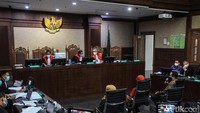 Tak hanya Ihsan, pengacara Hotma Sitompul juga dipanggil serta ada 3 saksi lain yang dihadirkan, salah satunya ajudan Juliari bernama Eko Budi Santoso.