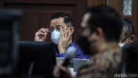 Dalam sidang ini, Juliari didakwa menerima suap sebesar Rp 32,4 miliar. Juliari disebut menerima suap terkait pengadaan bansos Corona tahun 2020.