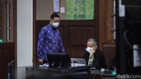 Uang suap yang diterima Juliari berasal dari fee bansos Corona yang dikumpulkan oleh mantan KPA bansos Adi Wahyono dan mantan PPK bansos Matheus Joko Santoso. Dalam dakwaan keduanya diperintah oleh Juliari memotong fee Rp 10 ribu dari vendor bansos.