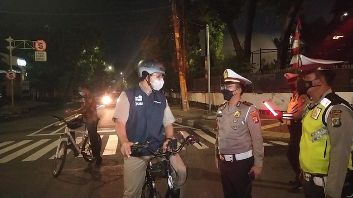 Anies Baswedan meninjau penutupan di Jalan Bulungan Jakarta Selatan sambil bersepeda