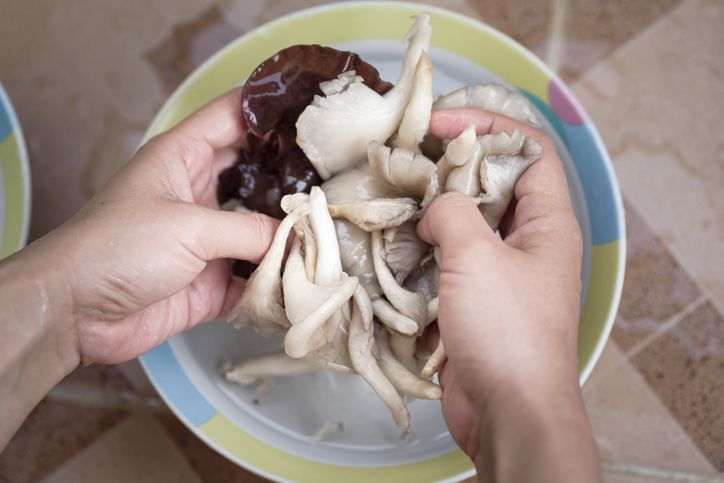 Apakah Telur, Buah, dan Daging Mentah Perlu Dicuci? Ini Panduannya