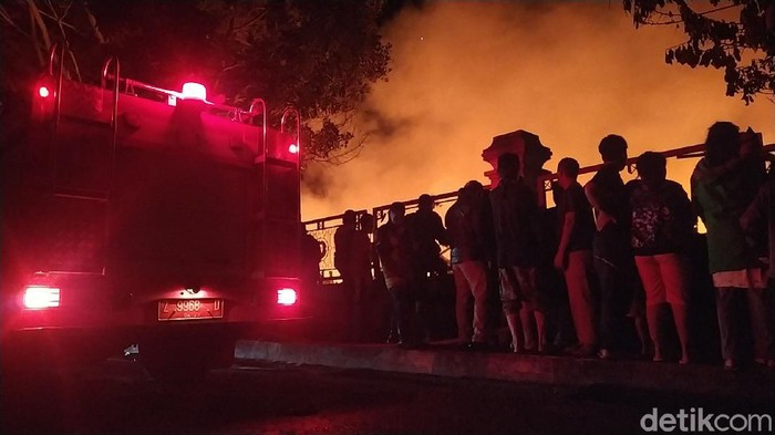 Kebakaran melanda Pasar Leles, Garut, JawaBarat, Minggu (20/6/2021) malam. Kebaran menghanguskan 412 kios.