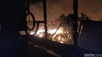 Pasar ini adalah pasar darurat yang dibangun Pemda Garut di atas tanah Alun-alun Leles pasca kebakaran yang melanda Pasar Tradisional Leles tahun 2017 lalu. Bangunan semi permanen dengan material kayu membuat api cepat merambat.