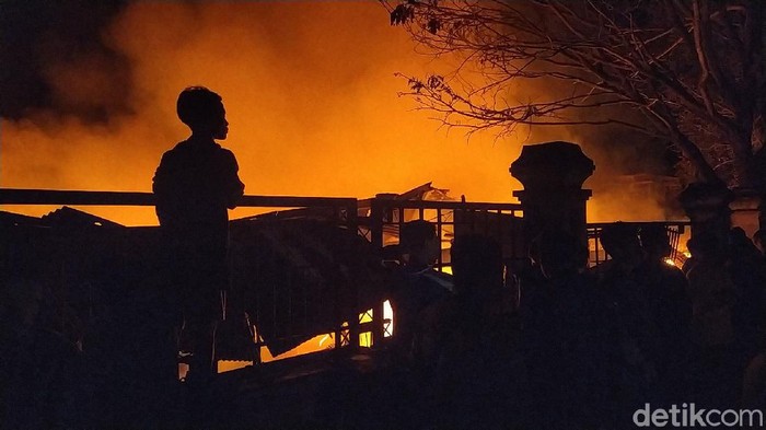 Api Hanguskan Pasar Leles Garut Kebakaran melanda Pasar Leles, Garut, JawaBarat, Minggu (20/6/2021) malam. Kebaran menghanguskan 412 kios.