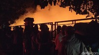 Pasar Leles terbakar Minggu (20/6/2021) sekira pukul 23.45 WIB. Danramil Leles Kapten Infanteri Didi Suryadi mengatakan, api diketahui berasal dari sebelah utara pasar.