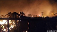 Hampir seluruh kios dan lapak pedagang kaki lima (PKL) yang ada di pasar tersebut hangus terbakar.