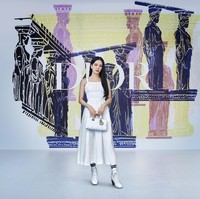 Jisoo menjadi salah satu tamu yang mendapat privilese untuk memakai koleksi terbaru Cruise 2020 rancangan direktur kreatif Dior Maria Grazia Chiuri. Look serba putih yang terdiri dari terusan, tas Lady Dior East West dan sneakers Dior Zenith menjadi pilihannya. (Foto: Dok. Christian Dior)