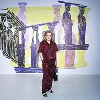 Aktris senior Catherine Deneuve muncul dalam balutan setelan merah dari koleksi Dior Winter 2021-2022. (Foto: Dok. Christian Dior)