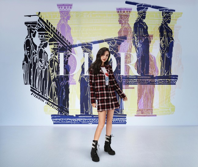 Fashion show Dior Cruise 2022 juga tak dilewatkan oleh aktris Hong Kong Angelababy. Ia bersolek dengan busana bergaya chic-rock dalam motif kotak-kotak dari koleksi Dior Winter 2021. (Foto: Dok. Christian Dior)