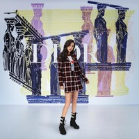 Fashion show Dior Cruise 2022 juga tak dilewatkan oleh aktris Hong Kong Angelababy. Ia bersolek dengan busana bergaya chic-rock dalam motif kotak-kotak dari koleksi Dior Winter 2021. (Foto: Dok. Christian Dior)