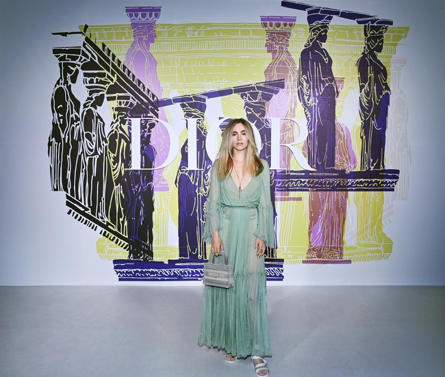 Gaun hijau terang berbelahan dada rendah membungkus tubuh Suki Waterhouse. Bahannya yang transparan kian mempertegas keseksian model asal Inggris itu. Tak ketinggalan tas Dior Book Tote ikut menyempurnakan gayanya. (Foto: Dok. Christian Dior)