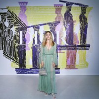 Gaun hijau terang berbelahan dada rendah membungkus tubuh Suki Waterhouse. Bahannya yang transparan kian mempertegas keseksian model asal Inggris itu. Tak ketinggalan tas Dior Book Tote ikut menyempurnakan gayanya. (Foto: Dok. Christian Dior)