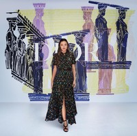 Model Miranda Kerr tak kalah eksis. Ia memakai shirt-dress hitam bermotif floral dari koleksi Dior Pre-Fall 2021 yang dipadu dengan slim belt nan chic. (Foto: Dok. Christian Dior)
