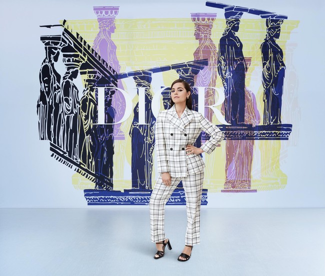 Setelah putih bermotif check dari koleksi Dior Pre-Fall 2021 menjadi andalan aktris Inggris Jenna Coleman. Ia lalu memadukannya dengan sandal heels hitam yang stylish dari Dior. (Foto: Dok. Christian Dior)