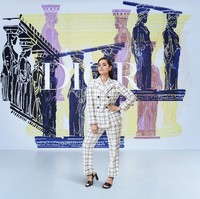 Setelah putih bermotif check dari koleksi Dior Pre-Fall 2021 menjadi andalan aktris Inggris Jenna Coleman. Ia lalu memadukannya dengan sandal heels hitam yang stylish dari Dior. (Foto: Dok. Christian Dior)