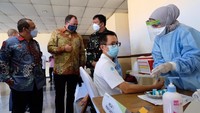 Bagi masyarakat yang ingin mendapatkan pelayanan vaksinasi di sentra vaksinasi AAUI bisa melakukan registrasi melalui laman resmi AAUI http://aaui.or.id/.