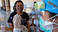 Sentra vaksinasi yang diklaim mampu melayani lebih dari 4.000 orang ini dibuka di Lakespra Saryanto, Pancoran, Jakarta Selatan.