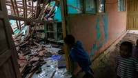 Atap sekolah yg roboh disebabkan hujan deras disertai angin kencang yang terjadi dalam beberapa hari di daerah itu.  