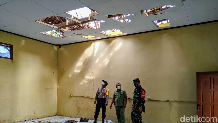 atap sekolah SDN I Babadan ambrol