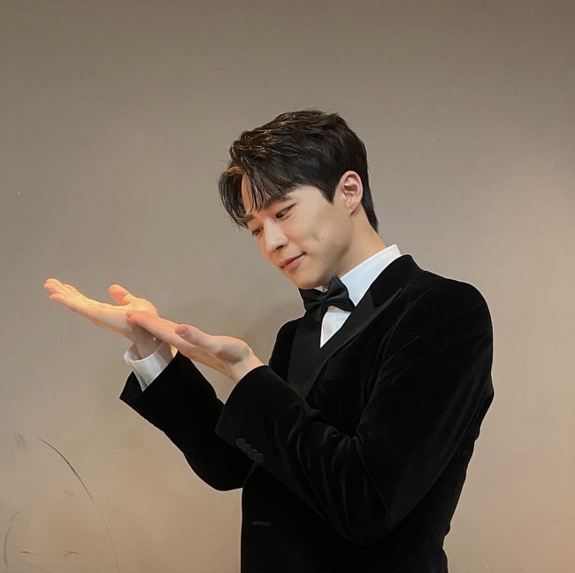 Aktor berumur 23 tahun ini memulai debutnya di televisi lewat drama Korea Men Are Men. Ia mendapat nominasi Best New Actor dari MBC Drama Awards berkat aktingnya di The Spies Who Loved Me. Foto: dok. Instagram inhyuk_bb